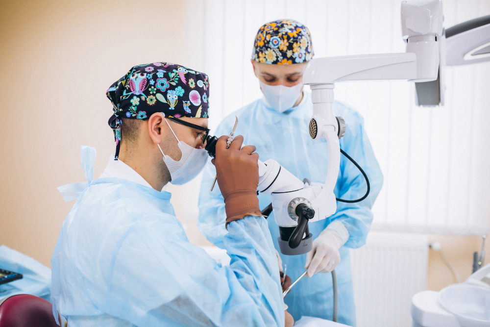 What is an oculoplastic specialist